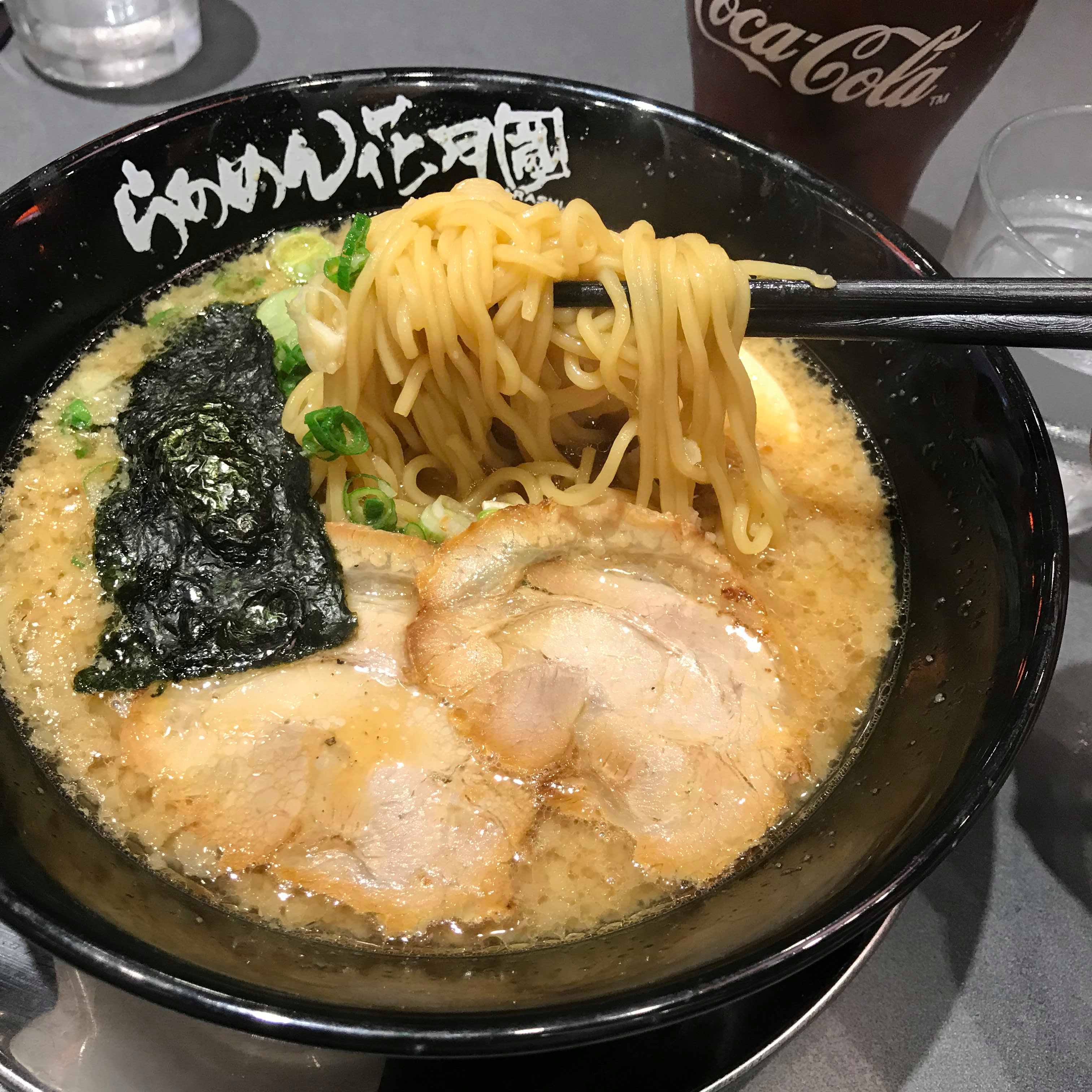 【食記】花月嵐拉麵｜大蒜拳骨拉麵｜鐵板炒麵也很優秀｜內有菜單